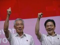 Thủ tướng Lý Hiển Long (trái) đã chọn ông Lawrence Wong làm người kế nhiệm. (Ảnh: ETtoday)