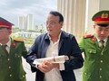 Bị cáo Đỗ Anh Dũng được cảnh sát dẫn giải đến tòa sáng 19/3. Ảnh: Hoàng Lam.
