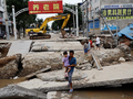 Một cây cầu bị hư hỏng sau mưa lũ do cơn bão Doksuri gây ra, ở Trác Châu, tỉnh Hà Bắc, Trung Quốc ngày 7/8/2023 (Ảnh: Reuters)