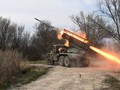 Binh sĩ Nga khai hoả bệ phóng tên lửa đa nòng BM-21 Grad về phía các vị trí của Ukraine (Ảnh: Sputnik)