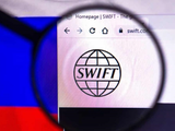 Nga chuẩn bị những gì trước khi bị loại khỏi SWIFT? (Ảnh minh hoạ - Nguồn: The Guardian)