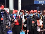 Trung Quốc đã tổ chức các đoàn chuyên xa để đưa đón người lao động quay trở lại làm việc (Ảnh: Đông Phương)