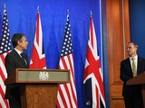 Ngoại trưởng Mỹ Antony Blinken và Ngoại trưởng Anh Dominic Raab tổ chức họp báo chung hôm 3/5 (Ảnh:AP).