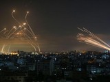 Tên lửa của Hamas phóng từ Dải Gaza (phải) và hệ thống Vòm Sắt phóng tên lửa đánh chặn (trái). Ảnh: AFP.