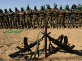 Các chiến binh Hamas ở Dải Gaza cầu nguyện trước khi tập luyện (Ảnh: Deutsche Welle).