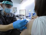 Bộ Y tế Singapore tuyên bố những người đã tiêm vaccine Sinovac của Trung Quốc không được tính vào số người đã tiêm ngừa COVID-19 (Ảnh: THX).