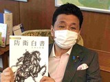 Bộ trưởng Quốc phòng Nhật Bản Nobuo Kishi với cuốn Sách Trắng Quốc phòng 2021 trên tay (Ảnh: Twitter).