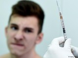 Tin đồn thất thiệt trên mạng về vaccine COVID-19 gây rối loạn cương dương đã khiến một bộ phận đàn ông không dám tiêm chủng (Ảnh: Deutsche Welle).