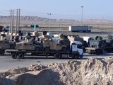 Đoàn xe tải chở các xe quân sự của Mỹ trên quốc lộ Iran (Ảnh: Đông Phương).
