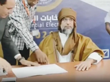 Ông Saif đăng kí tranh cử Tổng thống Libya tại thành phố Sabha hôm 14/11 (Ảnh: Yahoo).