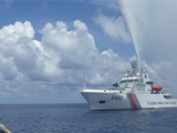 Tàu Hải Cảnh Trung Quốc phun vòi rồng đe dọa tàu Philippines (Ảnh: AP).