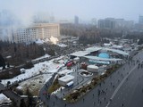 Biểu tình ở Kazakhstan biến thành bạo loạn. Sáng 5/1, người biểu tình tấn công đốt phá trụ sở chính quyền thành phố Almaty (Ảnh: AP).