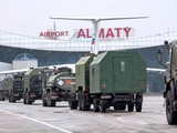 Các phương tiện quân sự của Nga tới sân bay Almaty vốn bị những phần tử bạo loạn chiếm giữ (Ảnh: AP).