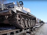 Ảnh do Bộ Quốc phòng Nga cung cấp cho thấy các xe tăng Nga trở về căn cứ sau khi diễn tập gần biên giới Ukraine (Ảnh: Deutsche Welle).