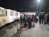 Dân chúng Donetsk chờ lên xe sơ tán sang Nga lánh nạn đêm 18/2 (Ảnh: Đông Phương).