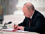Ngày 21/2, Tổng thống Nga Putin đã kí lệnh công nhận nền độc lập của hai nước cộng hòa tự xưng ở đông Ukraine (Ảnh: AP).