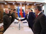 Nga và Ukraine đã tiến hành 2 vòng đàm phán ở Belarus mà không đạt kết quả, duy nhất thỏa thuận lập hành lang để sơ tán dân khỏi hai thành phố nhưng không thực thi được (Ảnh: AP).