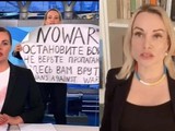 Marina Ovsyannikova (phải) và hình ảnh cô biểu tình trên sóng truyền hình trực tiếp tối 14/3 (Ảnh: Deutsche Welle).