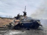 Xe tăng Nga bị phá hủy gần Kiev (Ảnh: ET).