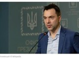 Ông Oleksiy Arestovych cố vấn cấp cao của Tổng thống Ukraine Volodymyr Zelensky: giết hại trẻ em và thiến tù binh là không thể chấp nhận được (Ảnh: Sina).