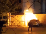 Chiếc xe đâm thẳng vào cổng Đại sứ quán Nga ở Bucharet và bốc cháy (Ảnh: Sunnews).