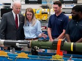 Tổng thống Mỹ Joe Biden thị sát Nhà máy sản xuất tên lửa Javelin (Ảnh: AP).