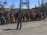 Lính Ukraine ra hàng giao nộp vũ khí (Ảnh: TASS)