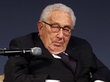 Phát biểu tại Diễn đàn Kinh tế Thế giới, cựu Ngoại trưởng Mỹ Henry Kissinger đề nghị Ukraine "đổi lãnh thổ lấy hòa bình" (Ảnh: Reuters).