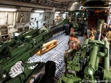 Máy bay vận tải Mỹ vận chuyển lựu pháo M777 tới viện trợ cho Ukraine (Ảnh: Deutsche Welle).