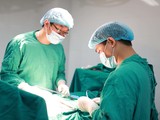 Bác sĩ Bệnh viện Da liễu Trung ương xử lý cho một bệnh nhân bị biến chứng Bác sĩ Bệnh viện Da liễu Trung ương