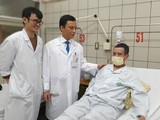 Các bác sĩ kiểm tra sức khỏe bệnh nhân trước khi xuất viện (ảnh: Mai Thanh)