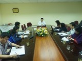 Ông Nguyễn Nhật Cảm - Giám đốc Trung tâm Kiểm soát bệnh tật thành phố Hà Nội chủ trì cuộc họp ngay trong đêm 6/3 sau khi có ca nhiễm đầu tiên ở Hà Nội (ảnh: Duy Tuân)