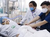 Các bác sĩ Bệnh viện Bạch Mai chăm sóc cho bệnh nhân