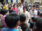 Ông Võ Hoàng Yên trong một lần chữa bệnh cho người dân huyện Tiên Phước (Quảng Nam). Ảnh: CTV