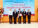 Trao quyết định bổ nhiệm chức danh Giáo sư cho ông Đoàn Quốc Hưng - Phó Hiệu trưởng Trường Đai học Y Hà Nội.