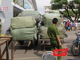 Hàng trăm bao hàng hóa gồm quần áo, giày, dép… chất trong các toa cuối tàu SE19 được cơ quan chức năng nghi nhập lậu từ Trung Quốc.