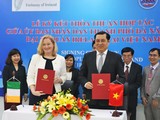 Chủ tịch UBND TP Đà Nẵng Huỳnh Đức Thơ và bà Cáit Moran, Đại sứ Ai-len tại Việt Nam tại buổi ký kết (ảnh: danang.gov.vn)