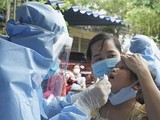 Lực lượng y tế Đà Nẵng lấy mẫu xét nghiệm SARS-CoV-2 cho người dân
