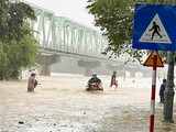Lũ trên sông Kỳ Lộ, huyện Đồng Xuân (Phú Yên), vượt báo động 3 gây ngập nhiều khu dân cư, chia cắt giao thông. Ảnh: A. An.