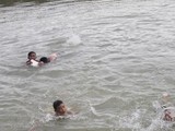 Trẻ rủ nhau tắm sông (ảnh Minh Thuý)