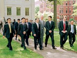 Thủ tướng Phan Văn Khải thăm Đại học Harvard nhân chuyến công du lịch sử đến Hoa Kỳ năm 2005. Đi bên trái Thủ tướng Phan Văn Khải là ông Thomas Vallely, Giám đốc Chương trình Việt Nam tại Harvard, ông Nguyễn Xuân Thành và Ben Wilkinson (cà vạt đỏ)