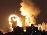 Israel pháo kích vào dải Gaza để trả đũa Hamas bắn rocket vào lãnh thổ nước này ngày 12/5/2021. Ảnh: AFP