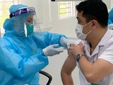 Việt Nam đang huy động tất cả nguồn lực với hy vọng đủ vaccine tiêm cho đại đa số người dân. Ảnh: báo Nhân dân.