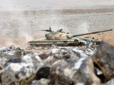Xe tăng quân đội Syria trên sa mạc Palmyra. Ảnh Al-Masdar News