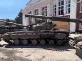 Vũ khí trang bị Ukraine trưng bày ở thành phố Lisichansk. Ảnh minh họa video.