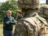 Bộ trưởng Quốc phòng Benn Wallace đến thăm một địa điểm huấn luyện lực lượng tân binh quân đội Ukraine (Ảnh: Sky News)