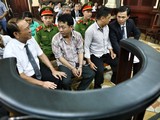 Nguyễn Minh Hùng và Nguyễn Mạnh Cường trước giờ xét xử - Ảnh: HỮU KHOA