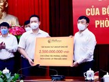 Đại diện Tập đoàn T&T Group trao ủng hộ tỉnh Bắc Ninh