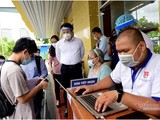 Thứ trưởng Nguyễn Huy Dũng đi kiểm tra tiêm chủng tại TP Hồ Chí Minh. Ảnh Vietnamnet