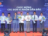 Bí thư tỉnh ủy Thanh Hóa Đỗ Trọng Hưng (thứ 3 từ phải qua) chúc mừng các đơn vị nhóm đầu